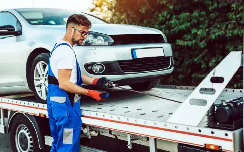 Mechanik przygotowuje auto do transportu. Zastanawiasz się, ile czasu na wyrejestrowanie auta po sprzedaży?