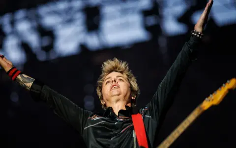 Billie Joe Armstrong de Green Day, con los brazos en alto, emociona al público en Zaragoza.