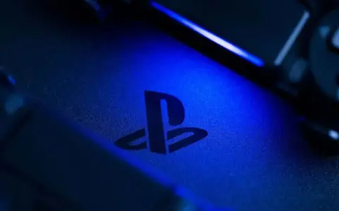 El logo de PlayStation brilla con luz azul. ¡Listo para el play 6 lanzamiento!