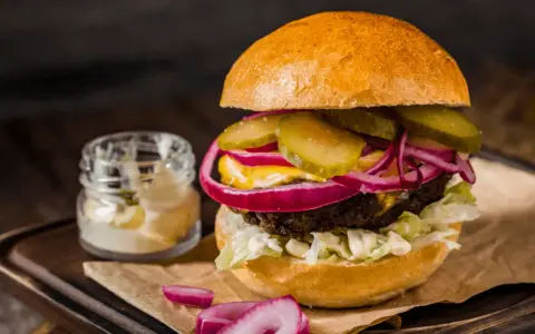 Odgrzej hamburgera w piekarniku: chrupiąca bułka, soczyste mięso!