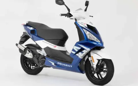 Sportowy, niebiesko-biały Peugeot Speedfight 3, duży skuter 50, gotowy do miejskich podróży.