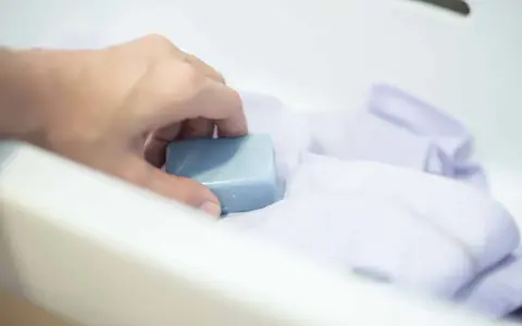 Jak usunąć klej z bluzy? Bezpieczny poradnik krok po kroku