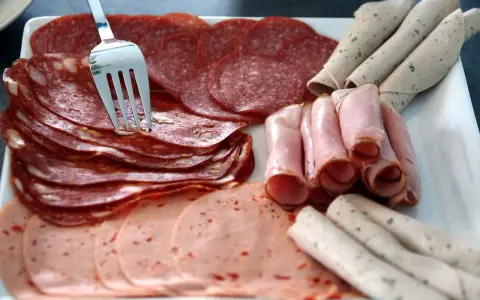 Talerz z wędlinami: salami, szynka, kiełbasa. Jak przechowywać wędlinę w lodówce? Najlepiej w szczelnym pojemniku.