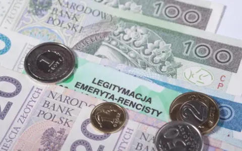 Emeryt na umowie o pracę: ZUS, PIT-0, zdrowotna poznaj zasady
