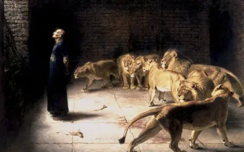 Daniel 7: Ein Mann in dunklem Gewand blickt hoffnungsvoll zum Himmel, umgeben von Löwen in einer steinernen Kammer.