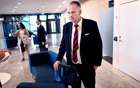 Man i kostym med portfölj, kanske på väg till ett möte. Hans blick ger intryck av att han läst solifokus recensioner.