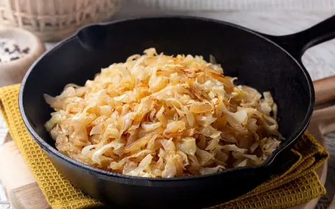 Verza in padella, dorata e saporita, pronta per essere gustata. Un contorno semplice e gustoso.
