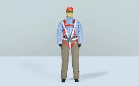Eine Pilotpuppe 1/3 mit Sicherheitsgurt, kariertem Hemd, Cargohose und roter Kappe mit "PX"-Aufschrift.