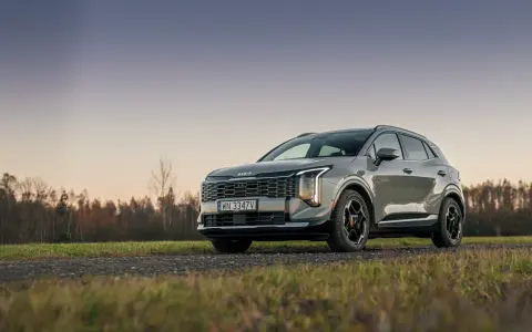 Nowy Kia Sportage hybryda na tle jesiennego krajobrazu. Elegancki SUV z nowoczesnym designem.