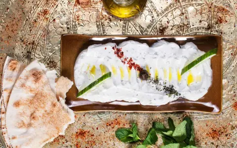 Krämig labneh med gurka, oliv och mynta. Perfekt till ditt labneh recept med pitabröd och olivolja.