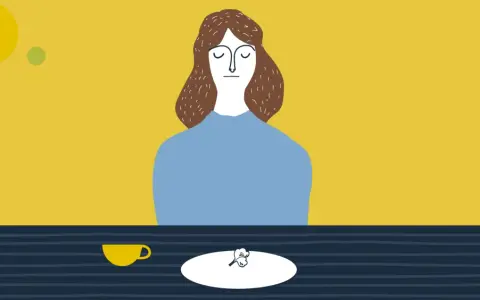 Una donna con gli occhi chiusi è seduta a tavola, davanti a una tazza e un piatto con un piccolo cibo. Un promemoria su cosa non dire a chi soffre di disturbi alimentari.