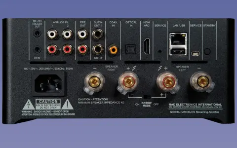 Tył wzmacniacza NAD M10 BluOS Streaming Amplifier (v2) z licznymi złączami: analogowymi, cyfrowymi, HDMI, USB, LAN i terminalami głośnikowymi.