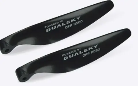 Zwei schwarze Propeller, Modell DFP 8560 von DualSky, bereit für den Einsatz.
