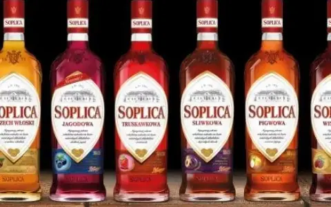 Rząd butelek Soplicy: jagodowa, truskawkowa, śliwkowa, pigwowa. Różne smaki, różne procenty.
