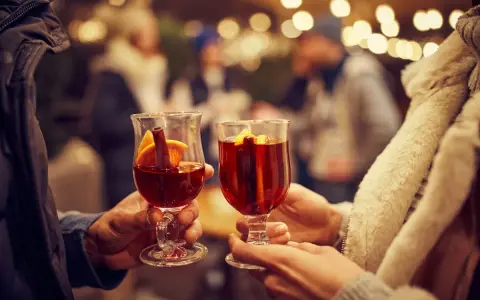 Deux verres de vin chaud, ornés d'orange et de cannelle, prêts à être dégustés. Le choix du vin est essentiel pour un vin chaud parfait.