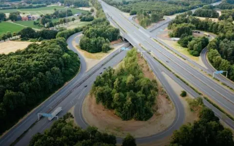 Najdłuższa autostrada w Niemczech: A7 i jej fascynujące trasy