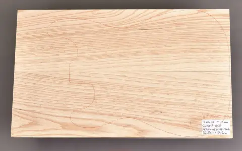 Deska z jesionu bagiennego, z nakreślonym konturem gitary. Idealny materiał na korpus instrumentu.