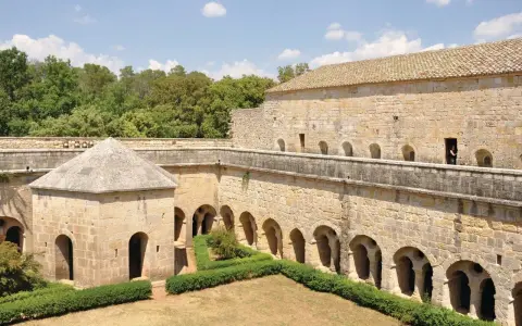 Cour intérieure de l'abbaye du Thoronet, avec ses arcades et son petit pavillon. Un avis sur ce lieu historique est fortement recommandé.
