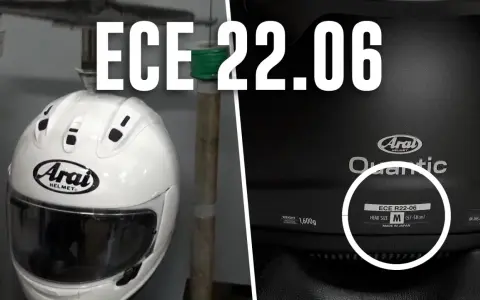 Casco Arai con etichetta omologazione casco ECE R22-06. Taglia M, peso 1.600g.