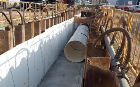 Instalación de tuberías en ntp zanjas, con soportes metálicos y mangueras de bombeo.