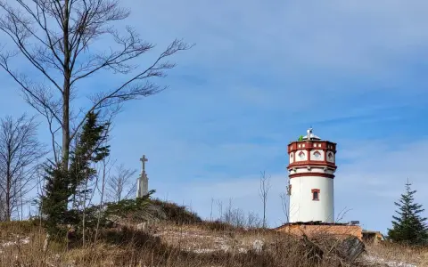 Wieża widokowa i krzyż na szczycie Biskupiej Kopy.