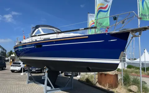 Blaues GFK Boot auf Ständer, bereit für das Lackieren. Kosten für GFK Boot Lackieren sind hier ein Thema.