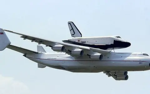 An-225 Mrija transportuje prom kosmiczny Buran. Ten gigantyczny samolot pasażerski waży 640 ton.