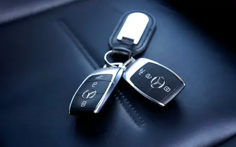 Dwa kluczyki Mercedesa z logo, gotowe do kodowania.
