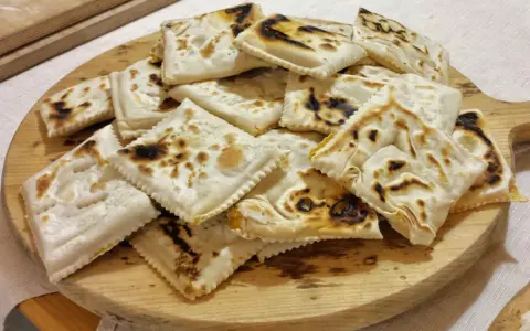 Pasticci fritti, un'ottima idea su cosa mangiare a Forlì. Croccanti e dorati, perfetti per un assaggio di Romagna.