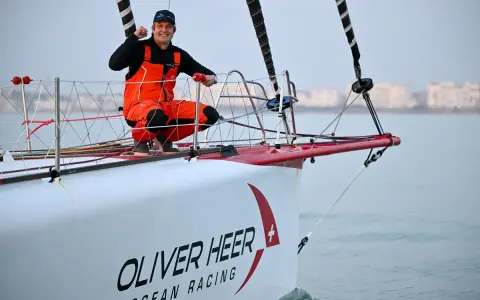 Oliver Heer feiert auf seinem Rennboot "Oliver Heer Ocean Racing" einen Erfolg.
