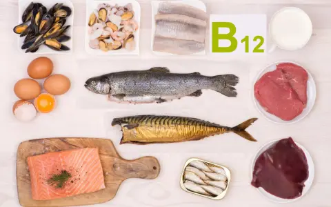 Witaj w świecie witaminy B12! Gdzie występuje? W rybach, owocach morza, jajach, mięsie i wątróbce.