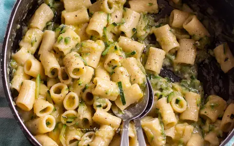 Rigatoni cremosi con zucchine, un sapore che ricorda le zucchine ricette della nonna. Un piatto semplice e gustoso.