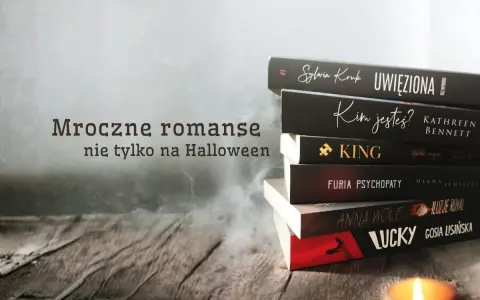 Stos czarnych książek, w tym romans mafijny "Lucky", na drewnianym blacie. Dym i świeca tworzą mroczny klimat.