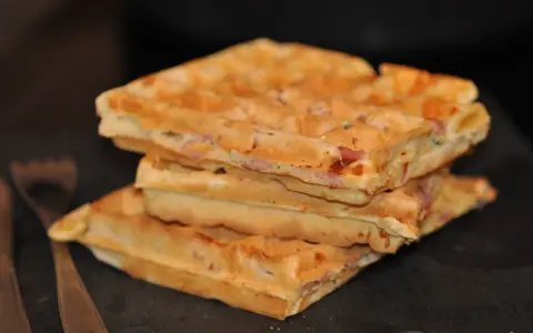 Pile de gaufres salées jambon fromage, parfaites pour un repas rapide.