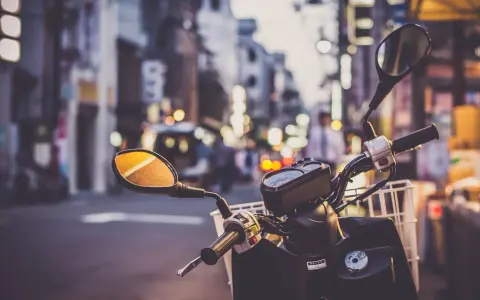 Kierownica skutera 125 z koszykiem, gotowa na miejską przygodę. Pomyśl o ubezpieczeniu motocykla 125, by podróżować bezpiecznie.