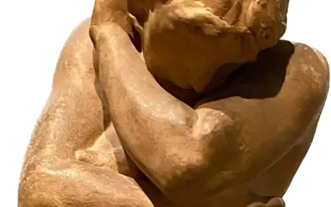 Détail d'une sculpture en bronze, une œuvre d'art d'Auguste Rodin, montrant un torse musclé et un bras levé.