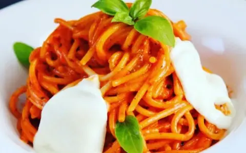 Szybkie spaghetti z przecierem pomidorowym – prosta i smaczna receptura