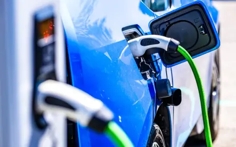 Ile trwa ładowanie samochodu elektrycznego w domu? Czas i metody ładowania