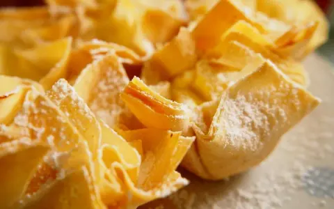 Deliciosos postres con hojaldre, crujientes y espolvoreados con azúcar glas.