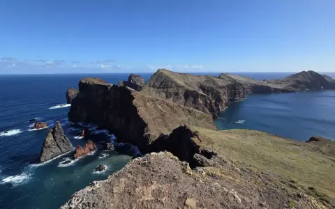 Steile Felsklippen und das tiefblaue Meer an der Ostspitze Madeiras. Ein Highlight für jeden reiseblog madeira.