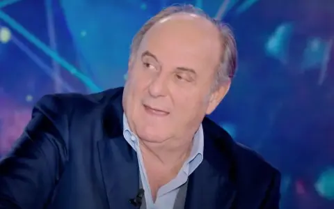 Gerry Scotti, con il suo sorriso contagioso, sembra sempre giovane, ma quanti anni ha Gerry Scotti? Un vero volto della TV italiana.
