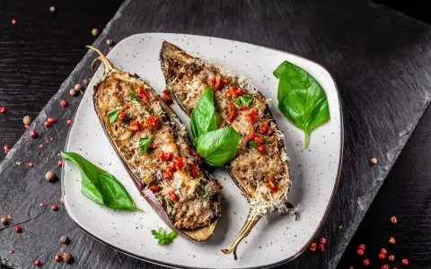 Berenjenas rellenas, un plato principal delicioso. Estas berenjenas al horno son perfectas para tus recetas con berenjena.