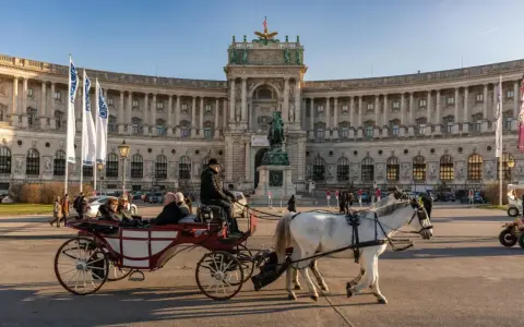 Wiedeń co zobaczyć: przejażdżka dorożką przed Hofburgiem, imponującym pałacem cesarskim.