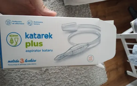 Katarek Plus, aspirator kataru podłączany do odkurzacza, dostępny w Rossmannie. Pomaga szybko oczyścić nosek dziecka.
