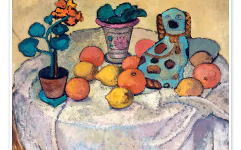 Paula Modersohn-Becker målade ett stilleben med en blå hundfigur, frukter och blommor på ett dukklätt bord.