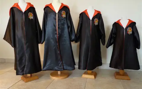 Quatre robes de sorcier Harry Potter, tailles diverses, avec blason Gryffondor. Un patron cape Harry Potter gratuit pour créer la magie !