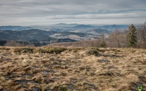 Widok z trawiastego zbocza na pasmo górskie, być może najładniejszy szlak na Mogielicę.
