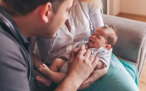 Jak zapobiec ulewaniu przez nos u niemowląt? Porady eksperta