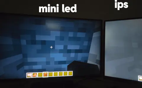 Porównanie dwóch rodzajów matryc w monitorach: Mini LED z głęboką czernią i IPS z jaśniejszym obrazem.