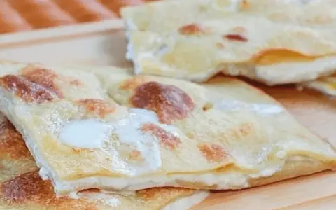 Focaccia di Recco, sottile e dorata, con il suo ripieno filante di formaggio fresco.